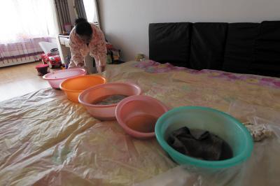 固阳楼上漏水，住户失联，小区没物管，业主维权难！律师来支招……